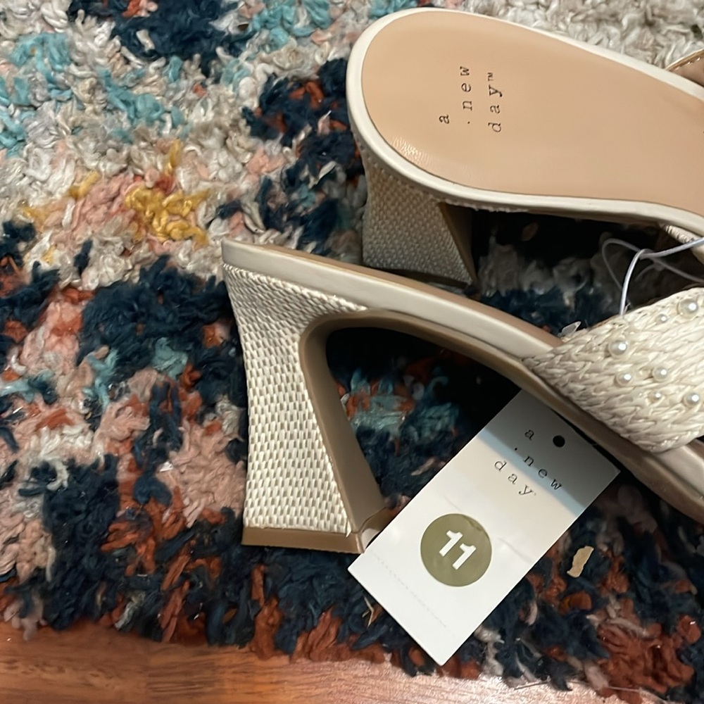 Beautiful Cream Open Back High Sandals! Simply Gorgeous! - Picture 6 of 7